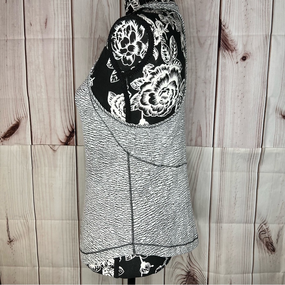Lululemon Long Distance tank - Picture 2 of 5